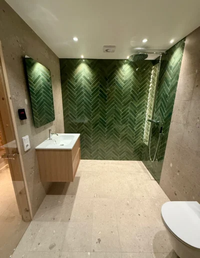 Badrumsrenovering: nyrenoverat badrum med elegant inredning