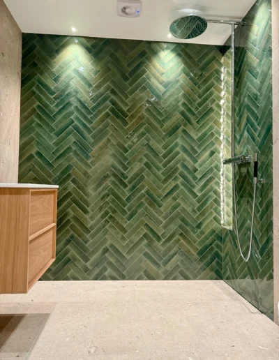 Badrumsrenovering: modern och stilren badrumsdesign