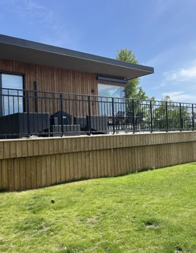 Snickare-akerberga: noggrant hantverk för dörrar och fönster