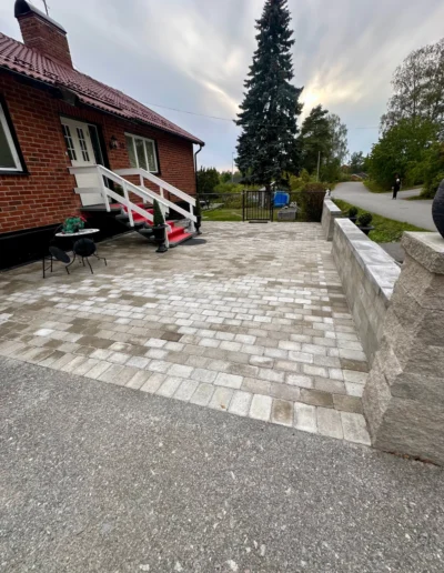 Granitsten framför huset utförd av sten-tjanster