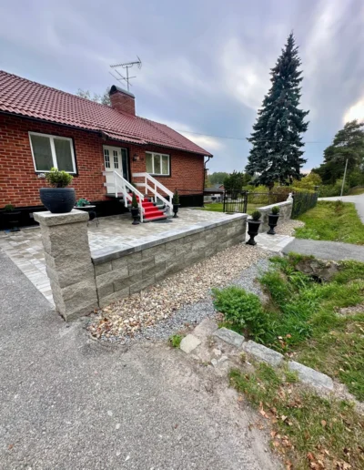 Vackert lagd marksten av sten-tjanster på uteplats